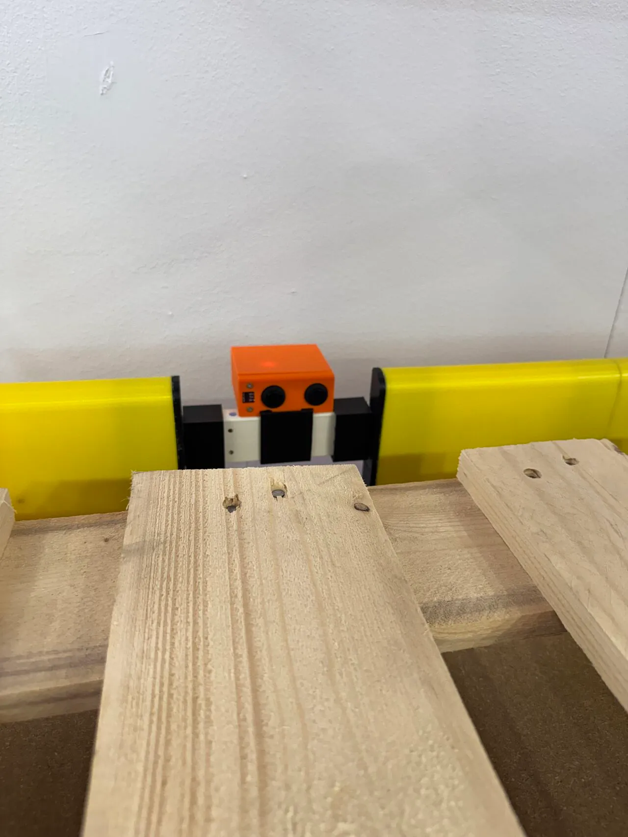 Setup demo: un pallet di legno spinto verso la trave protetta dal sensore VigilHub
